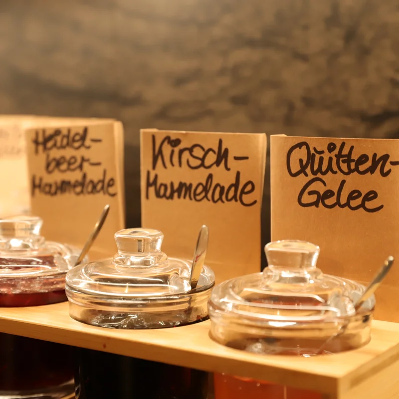 Hausgemachte Marmeladen und Aufstriche am Frühstücksbuffet